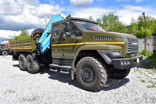 Бортовой автомобиль Урал Next с двухрядной кабиной и КМУ ИМ-180