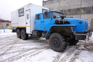 Вахтовый автобус Урал 4320, с двухрядной кабиной и тентованной бортовой платформой