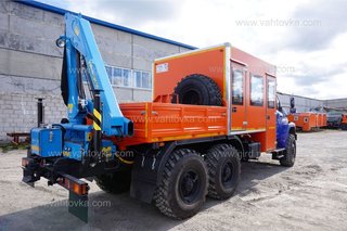 Вахтовый автобус Урал Next 4320-6952-74Г38 с грузовой платформой и КМУ ИМ-50