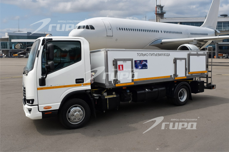 Аэродромный заправщик питьевой водой для аэропорта с. Майма