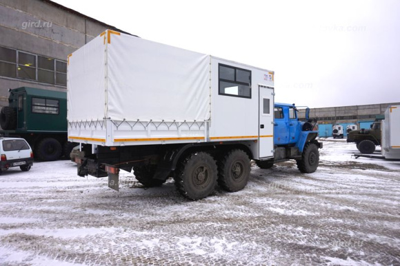 Вахтовый автобус Урал 4320-1912-72М, с двухрядной кабиной и тентованной бортовой платформой 5