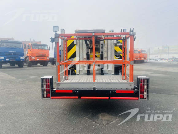 Аэродромный заправщик питьевой водой с рабочей платформой на шасси КАМАЗ КОМПАС 9 7