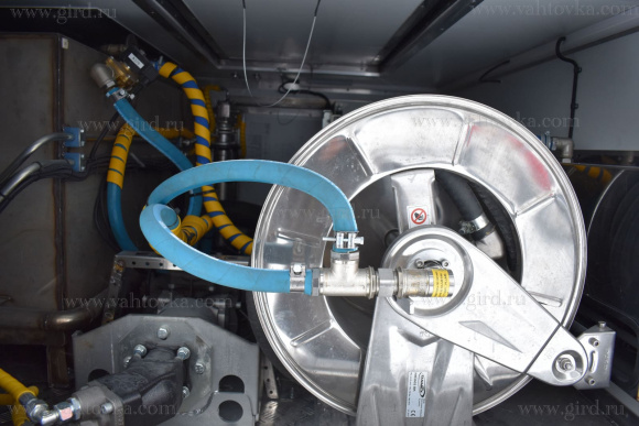 Аэродромный заправщик питьевой водой на шасси ISUZU 6