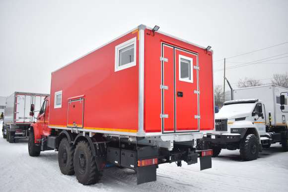 Транспортно-бытовой автомобиль (ТБМ) с ремонтным отсеком на шасси УРАЛ NEXT 3