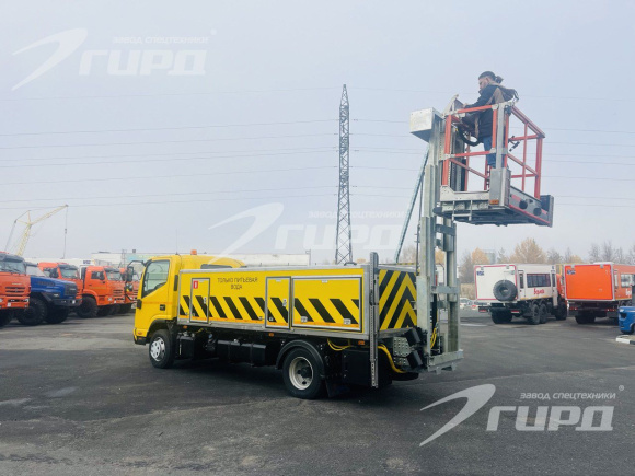 Аэродромный заправщик питьевой водой с рабочей платформой на шасси КАМАЗ КОМПАС 9 6