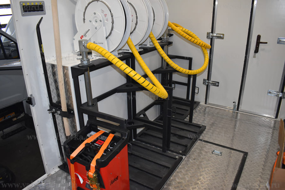 Маслораздаточная станция КамАЗ 43118-3027-50 с КМУ РК 10000 10