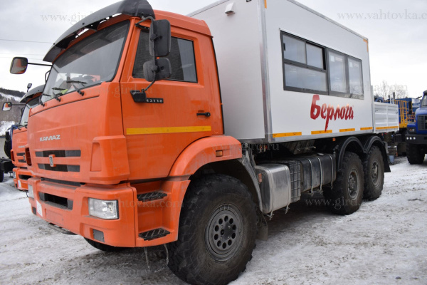 Вахтовый автобус с бортовой платформой на шасси Камаз 43118-23027-50