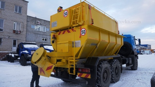 Комбинированная дорожная машина КДМ на шасси Урал 4320 Комбинированная дорожная машина КДМ на шасси Урал 4320