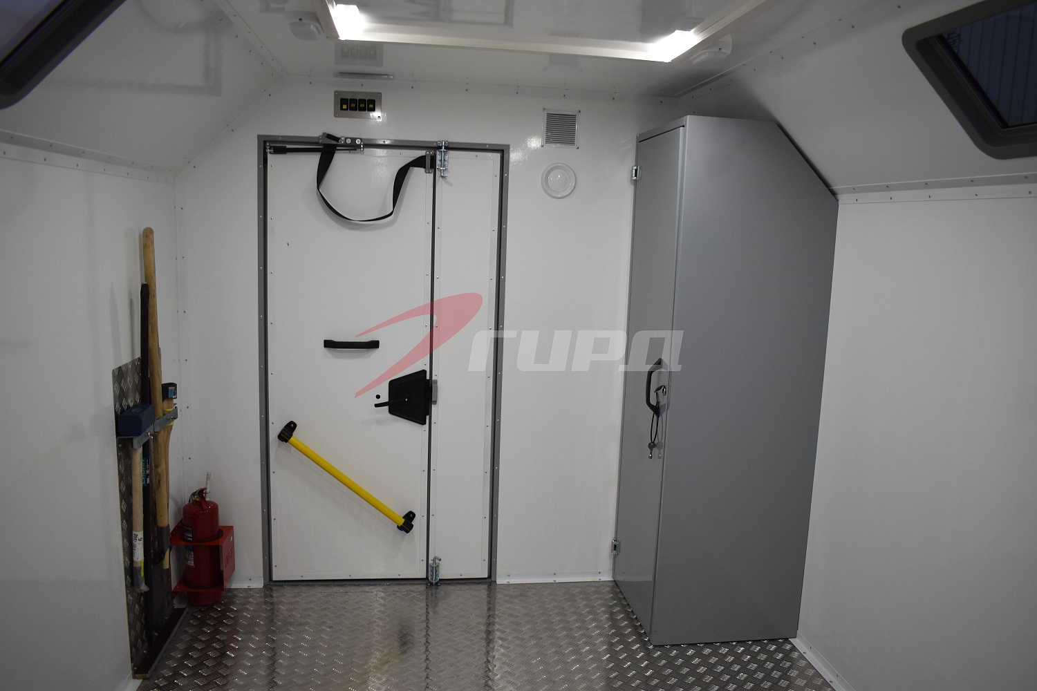 2 передвижные мастерские на шасси  КАМАЗ 43502