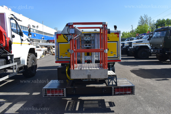 Аэродромный заправщик питьевой водой на шасси КАМАЗ-КОМПАС 9