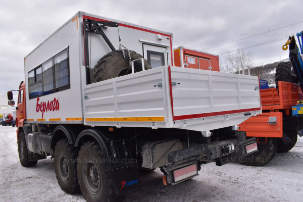 Вахтовый автобус с бортовой платформой на шасси Камаз 43118-23027-50