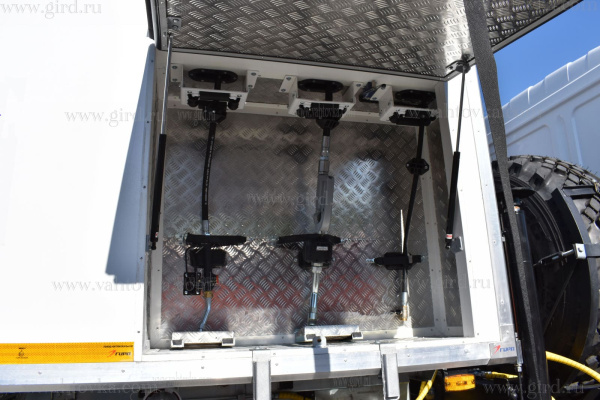 Маслостанция Урал 4320 с КМУ РК 10000 А с люлькой Маслостанция Урал 4320 с КМУ РК 10000 А с люлькой