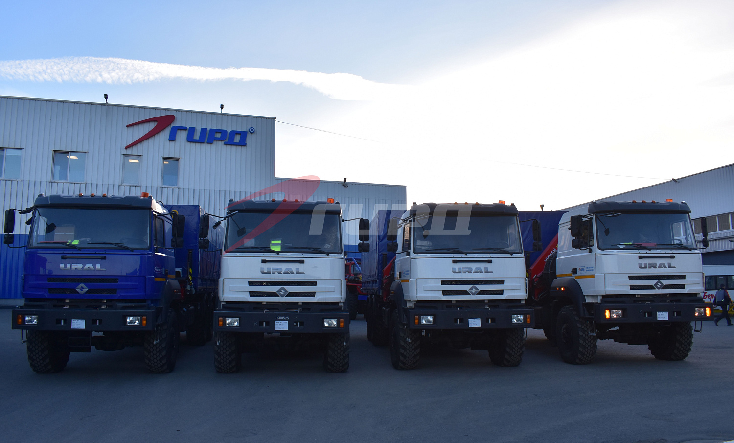 4 бортовых автомобиля с тентом и КМУ ИМ 150 N c люлькой на шасси УРАЛ 4320