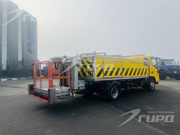 Аэродромный заправщик питьевой водой с рабочей платформой на шасси КАМАЗ КОМПАС 9 4