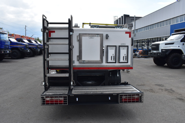 Аэродромный заправщик питьевой водой без рабочей платформы на шасси КАМАЗ КОМПАС 9 4