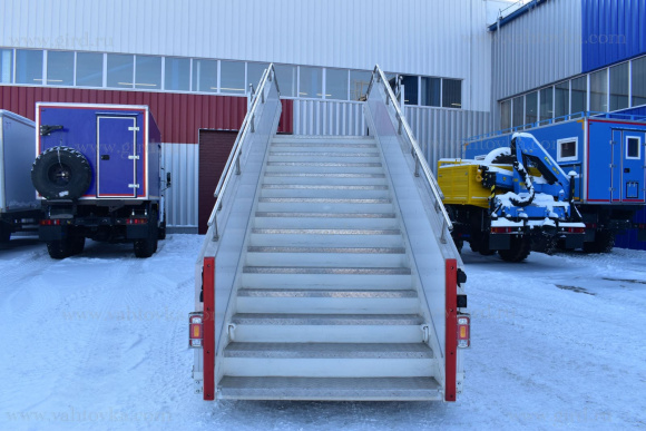 Трап самоходный телескопический пассажирский аэродромный 3
