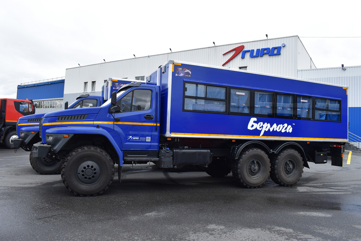 2 вахтовых  автобуса БЕРЛОГА с дополнительным каркасом безопасности 