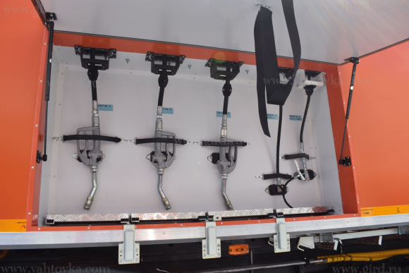 Маслораздаточная станция Урал 4320 с КМУ РК10000А 4