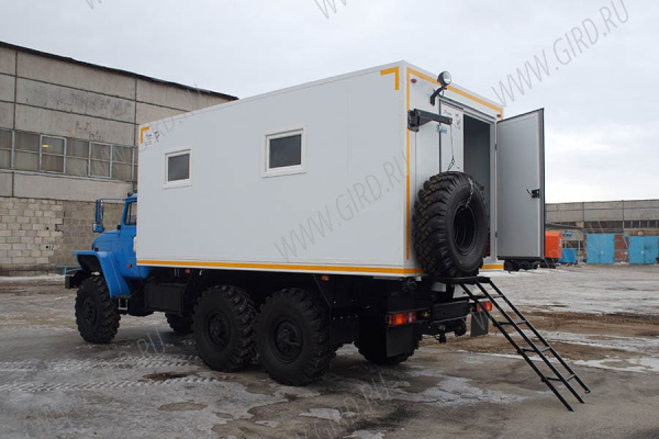 ПАРМ Урал 4320-1112-61 с отсеком для перевозки людей 2