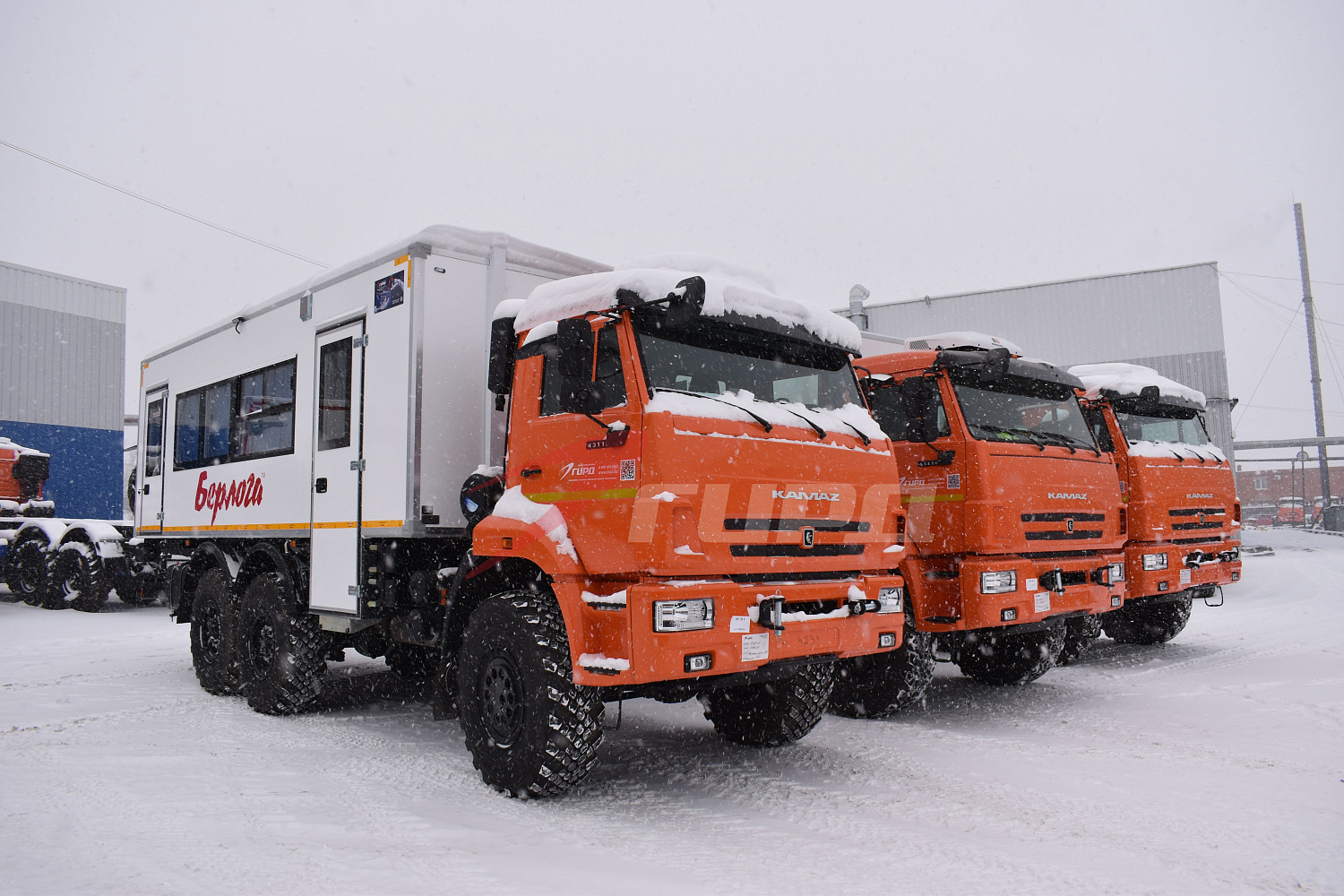 10 вахтовых автобусов БЕРЛОГА 22 места с багажным отсеком на шасси КАМАЗ 43118