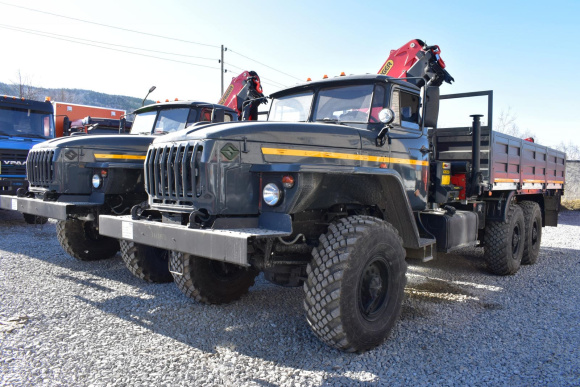 Бортовой автомобиль на шасси Урал 432007-1912-30 с КМУ 3