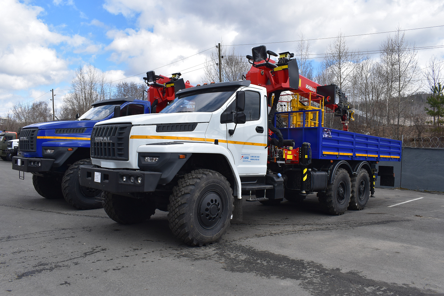 2 бортовых автомобиля с КМУ ИТ 200 и люлькой на шасси УРАЛ NEXT