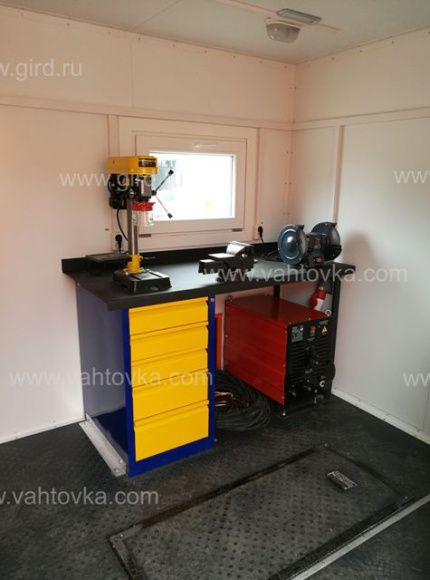 АРОК КамАЗ 43118-46 с грузовой платформой и КМУ ИМ-50 7