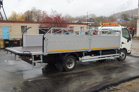 Грузовая бортовая автомашина на шасси Hino 300 АПК 3