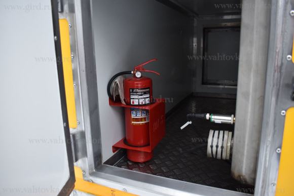 Аэродромный заправщик питьевой водой на шасси ISUZU 8