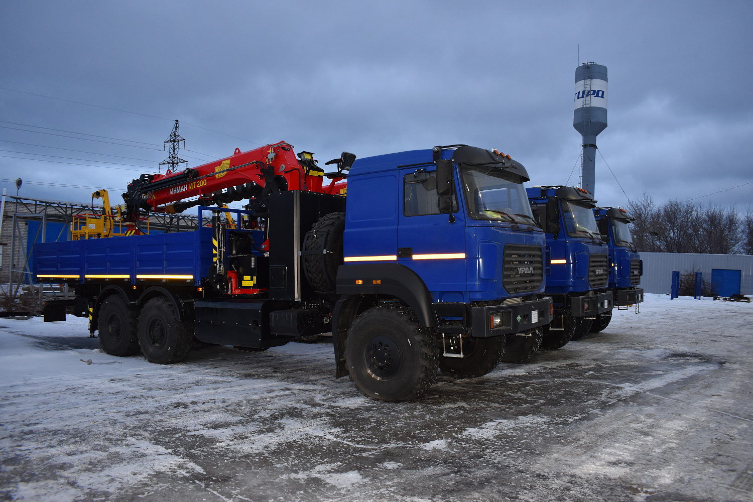 4 бортовых автомобиля с КМУ ИТ-200 с люлькой и буром на шасси Урал 4320