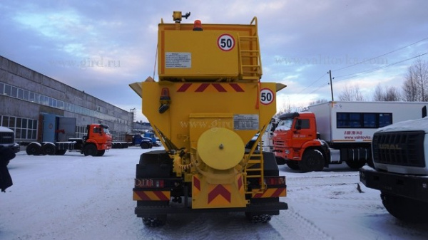 Комбинированная дорожная машина КДМ на шасси Урал 4320 Комбинированная дорожная машина КДМ на шасси Урал 4320