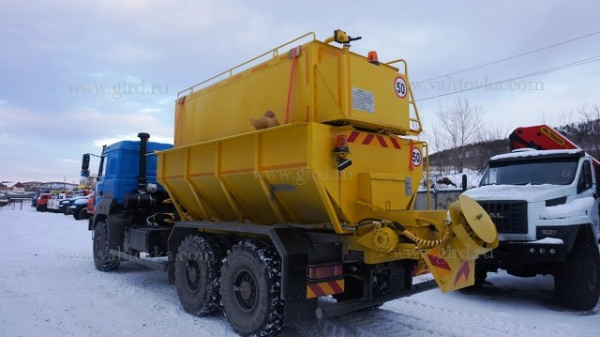 Комбинированная дорожная машина КДМ на шасси Урал 4320 Комбинированная дорожная машина КДМ на шасси Урал 4320