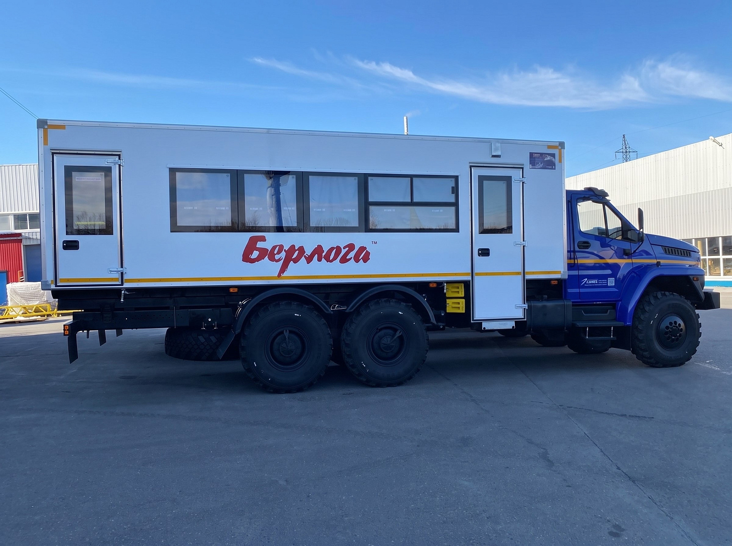 Вахтовый автобус БЕРЛОГА с багажным отделением на шасси УРАЛ NEXT 