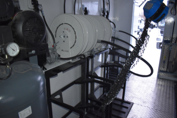 Маслораздаточный комплекс на шасси УРАЛ 4320 Маслораздаточный комплекс на шасси УРАЛ 4320