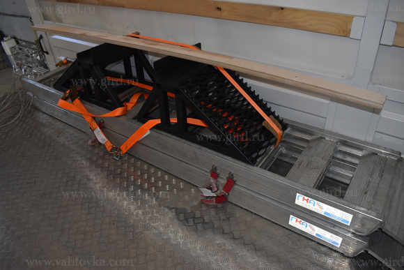 Бортовой автомобиль Урал Next с двухрядной кабиной с КМУ PK-17001A