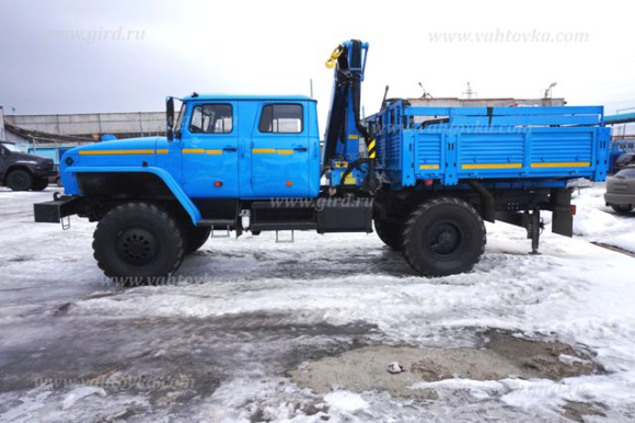 Бортовой автомобиль Урал 43206 с двухрядной кабиной и КМУ ИМ-95 5