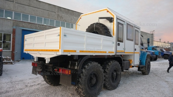 Вахтовый автобус Урал Next 4320-6952-72Е5Г38, 8 мест с бортовой платформой 4