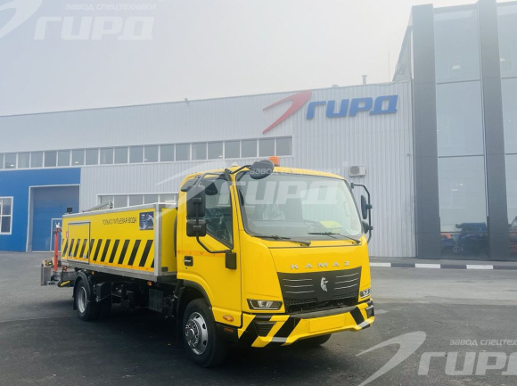 Аэродромный заправщик питьевой водой с рабочей платформой на шасси КАМАЗ КОМПАС 9 5